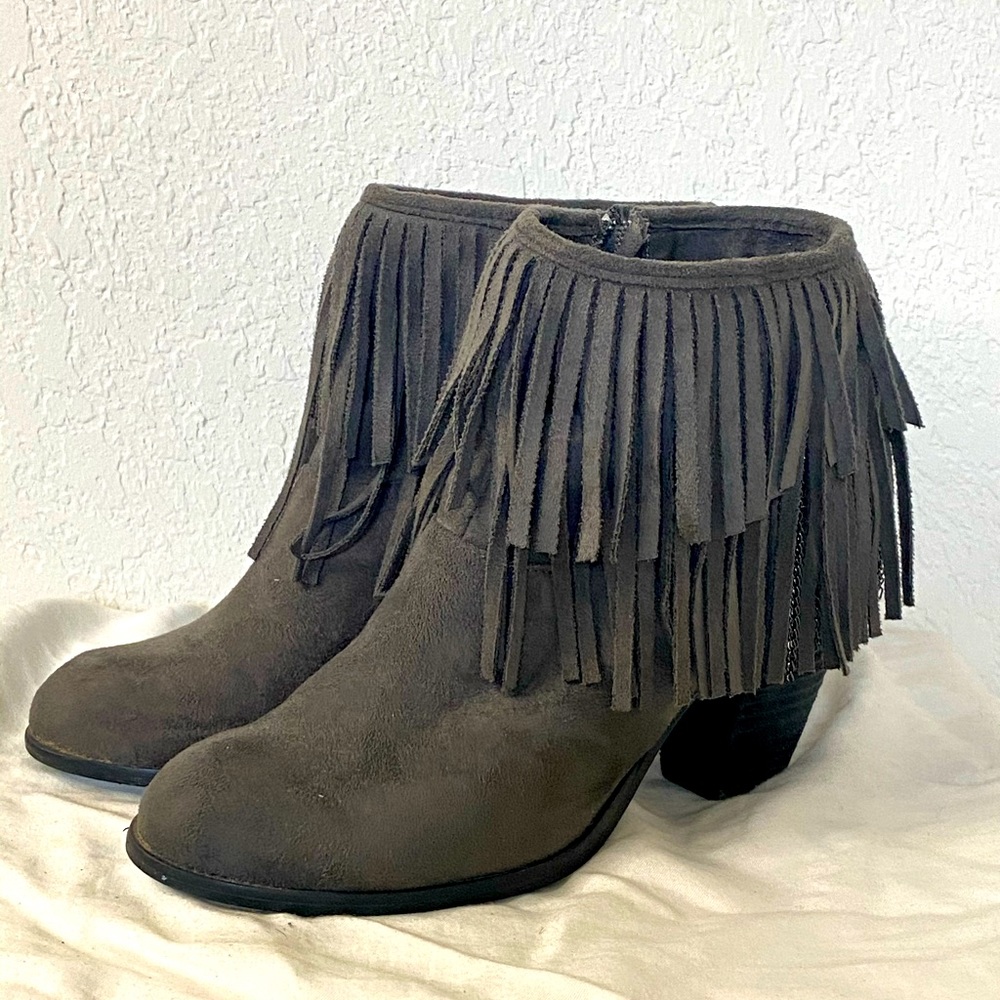 Buckle “Not Rated” Grey fringe/chain booties